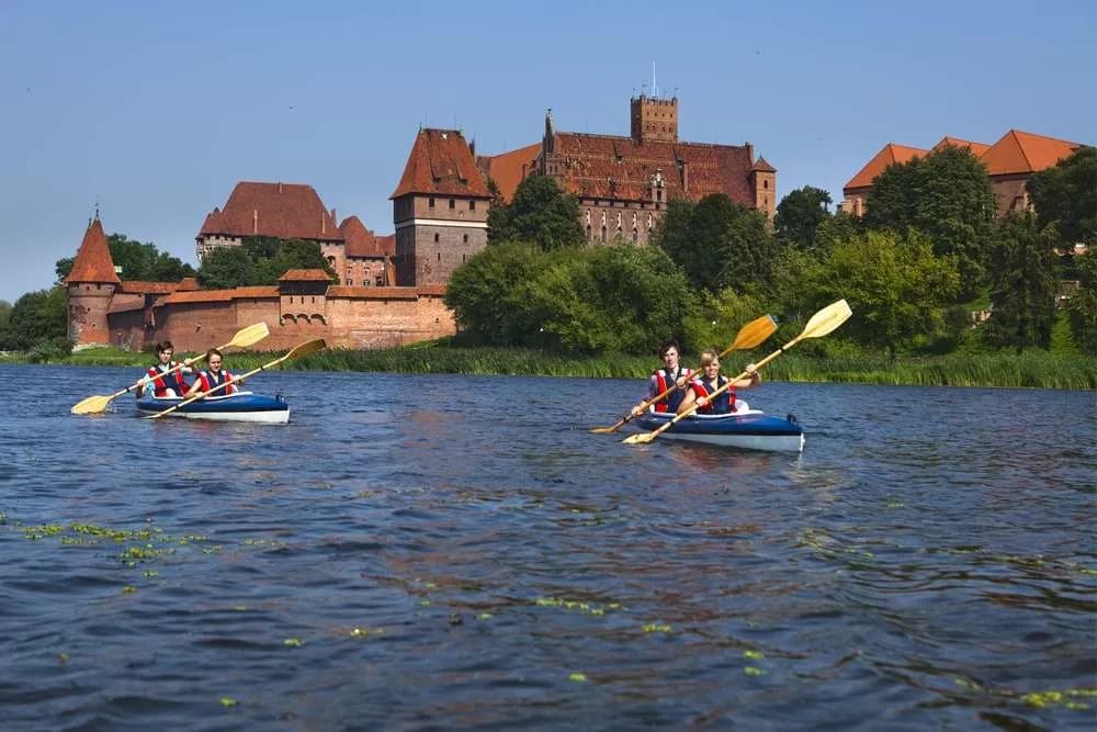 Jaka rzeka płynie przez Malbork? Tajemnice Nogatu i jego historia