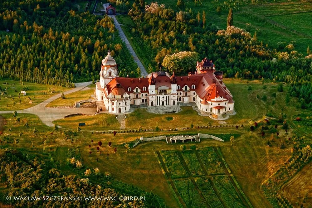Prywatny zamek w Sieniawie: historia, tajemnice i wyjątkowe atrakcje