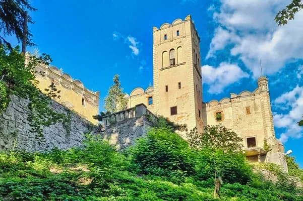 Ruiny zamku w Ratnie Dolnym: historia, tajemnice i plany na przyszłość