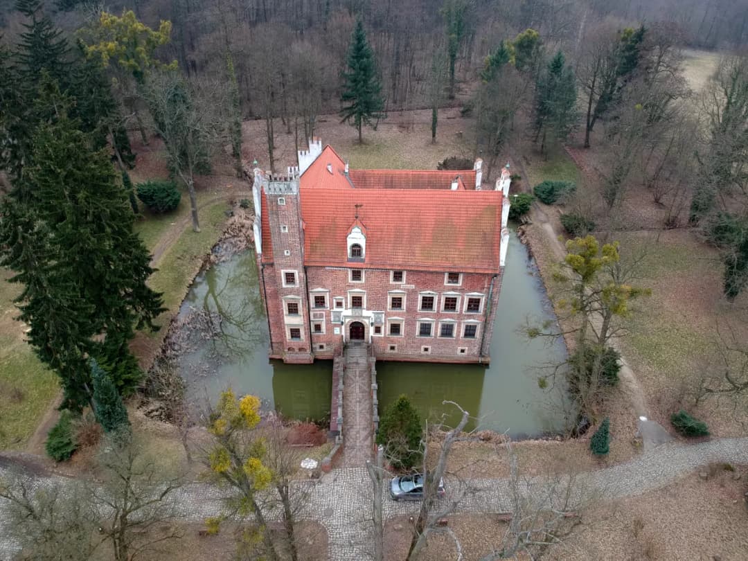 Zamek w Wojnowicach: Średniowieczna forteca czy renesansowy pałac?