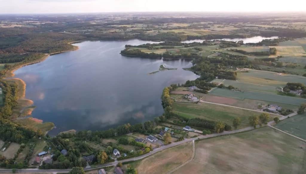 Jezioro w Żelaźnie: Ukryty raj dla wędkarzy i miłośników przyrody