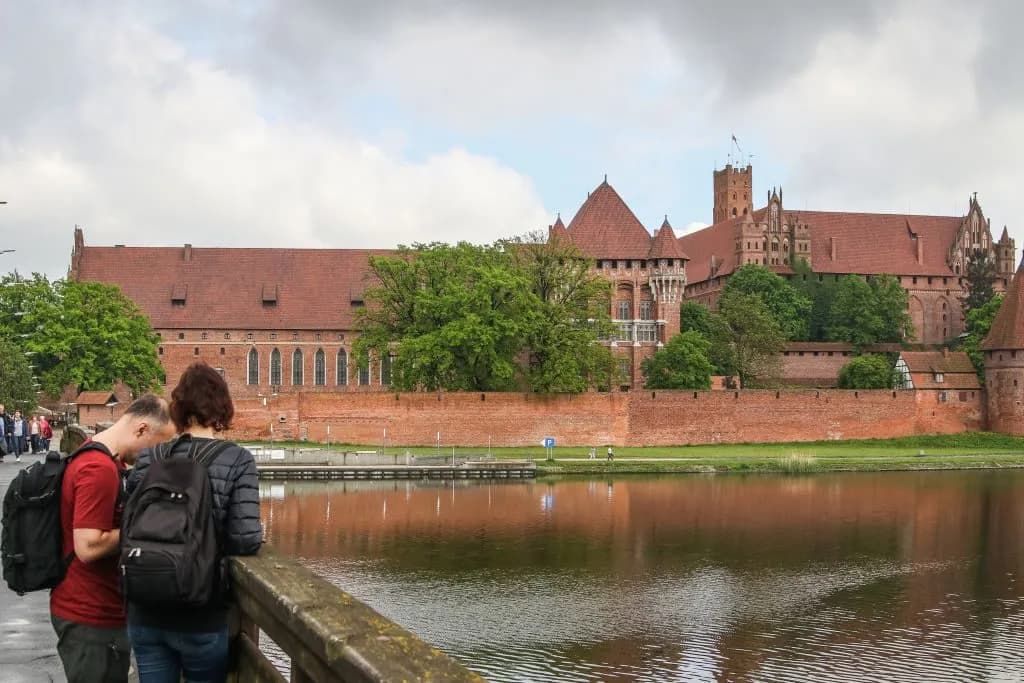 Gdzie zaparkować przy zamku w Malborku? Sprawdzone lokalizacje i cennik.