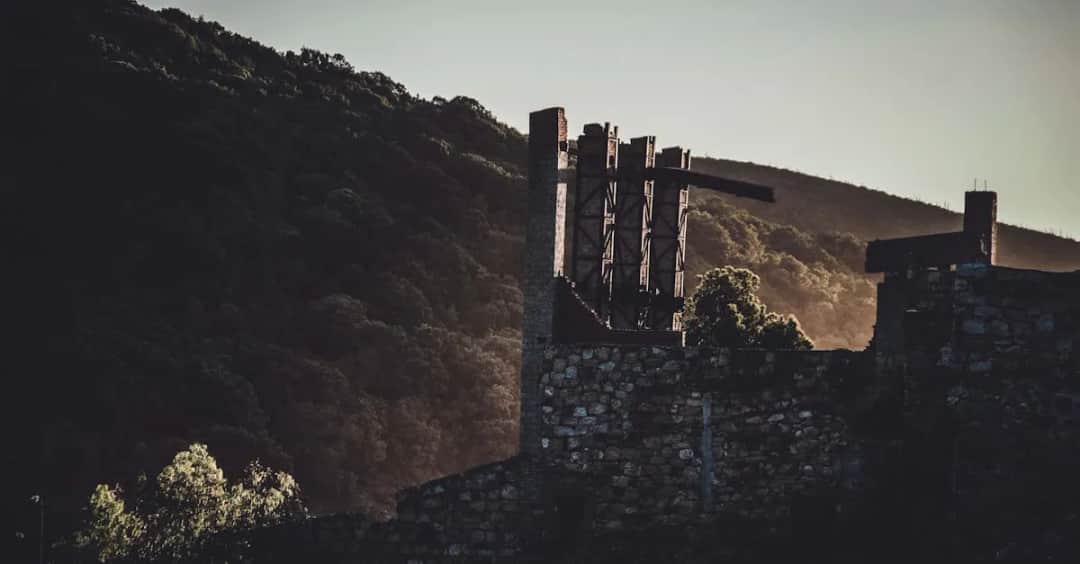 Zamek w Rytrze: Ruiny rycerskiej fortecy z widokiem na Poprad