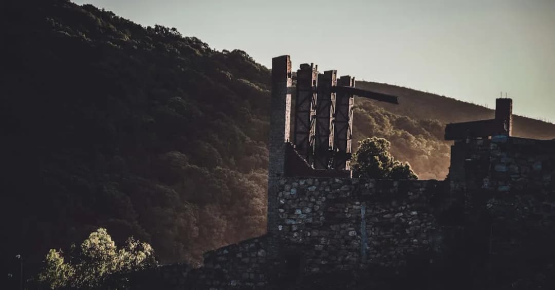 Zamek w Kurozwękach: Pałac czy twierdza? Poznaj jego tajemnice