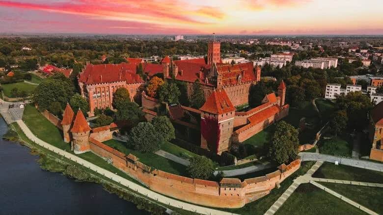 Kto wybudował zamek w Malborku? Fascynujące fakty o budowniczych.