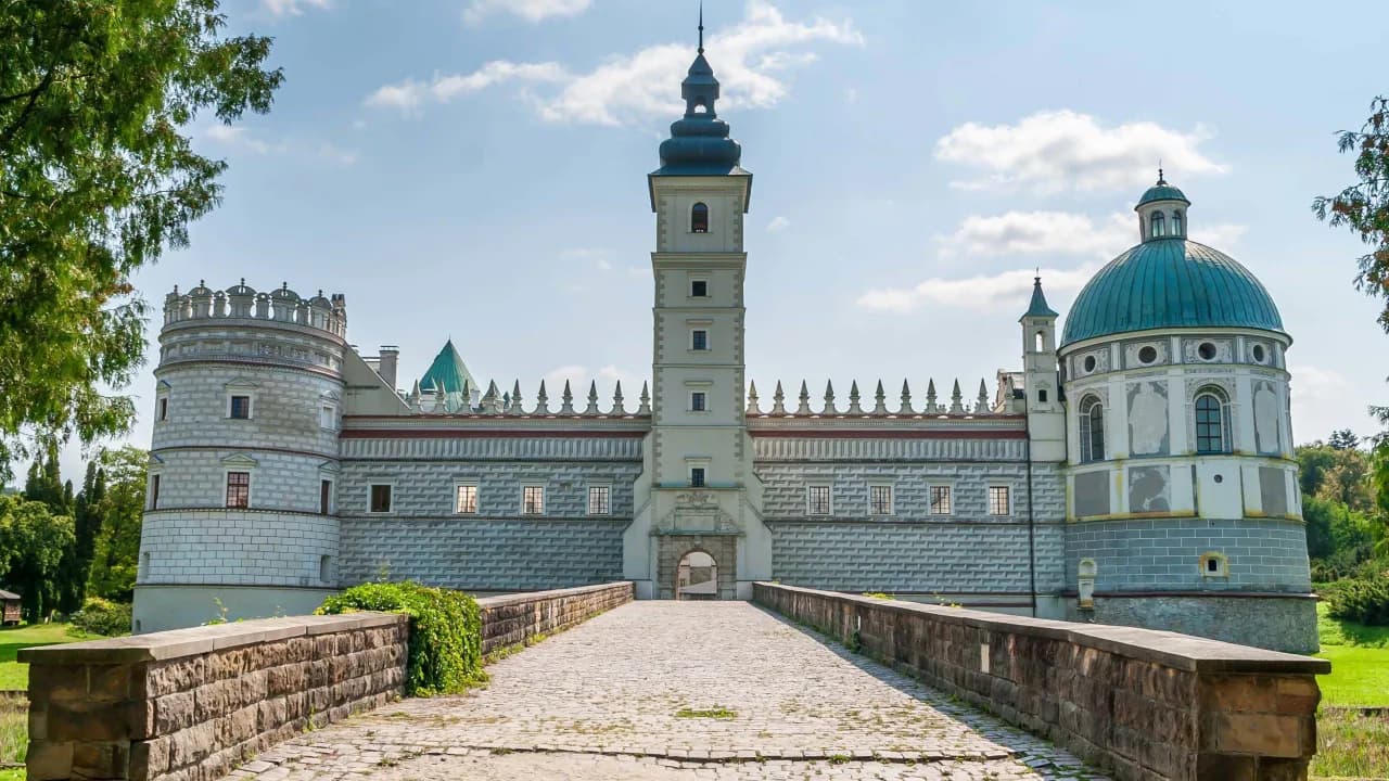 Krasiczyn: Jak zwiedzić ten piękny polski zamek?