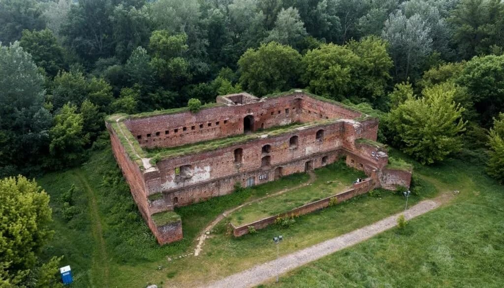 Zamek Dybowski: Zapomniana twierdza w sercu Torunia