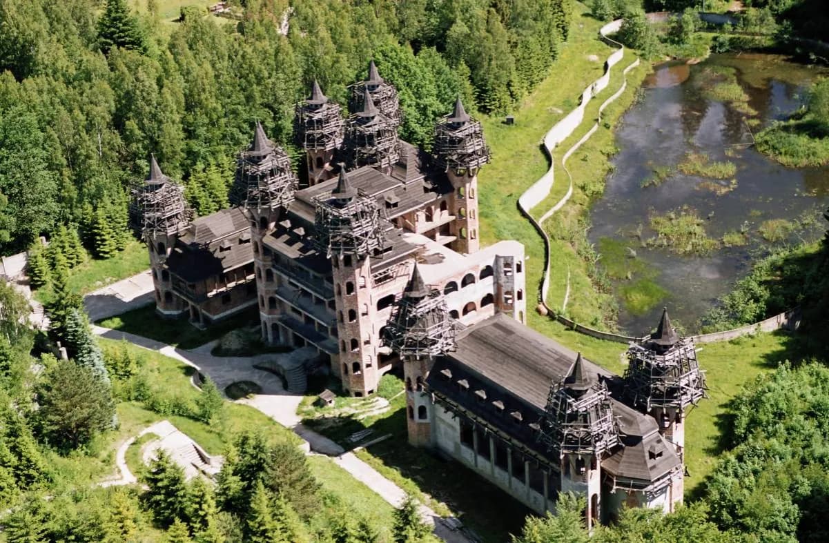 Zamek w Łapalicach właściciel Piotr Kazimierczak i jego osiągnięcia