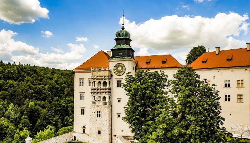 Zamek Piaskowa Skała: Perła renesansu na Szlaku Orlich Gniazd