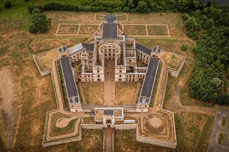 Świętokrzyskie: 5 zamków, które musisz zobaczyć w regionie