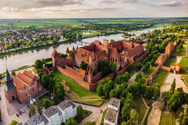 Zamek gotycki: 5 najbardziej imponujących fortec w Polsce